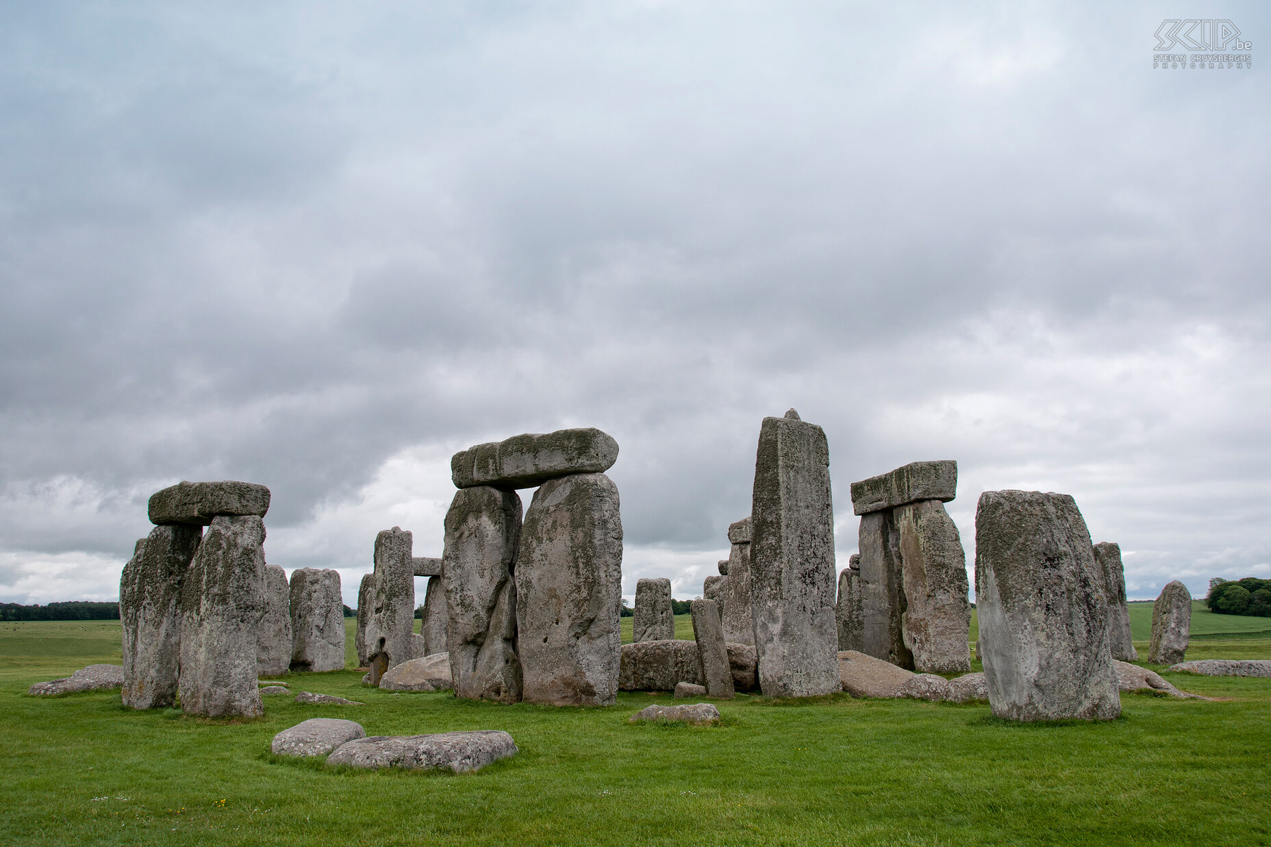 Stonehenge Stonehenge is definitely the most famous prehistoric monument in the world. It is located in the county of Wiltshire near the villages of Amesbury and Salisbury. The 30 giant sarsen stones, weigh as much as 50 tons each, are composed in a circular setting. Archaeologists believe that is was constructed anywhere from 2500 BC to 2000 BC in the Neolithic and Bronze Age. Stefan Cruysberghs